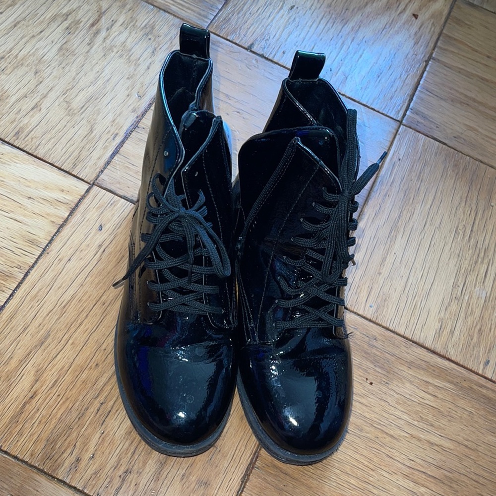 Girls combat boots ( patent leather faux)